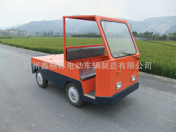 1-5噸半封閉式電動(dòng)牽引車.jpg